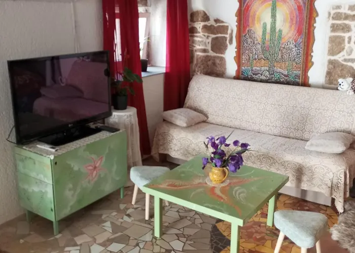 아파트 By Artist Pićan