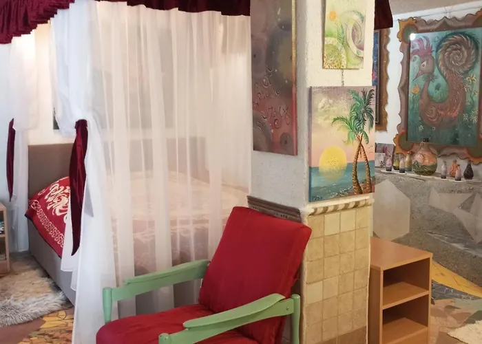 아파트 By Artist Pićan