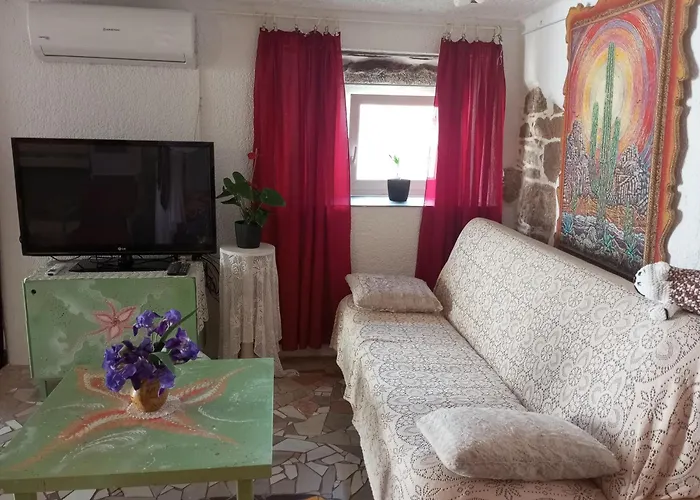 아파트 By Artist Pićan