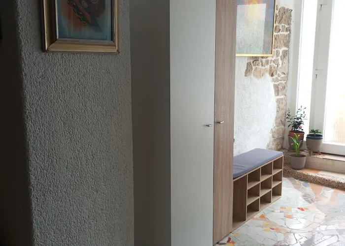 아파트 By Artist Pićan